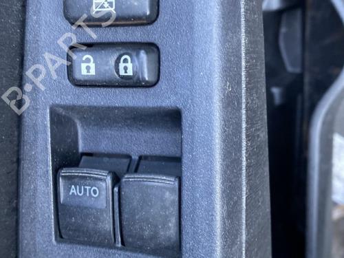 Used Left front window switch TOYOTA YARIS (_P13_) 1.5 Hybrid (NHP130_, NHP130) (101 hp) 29079320