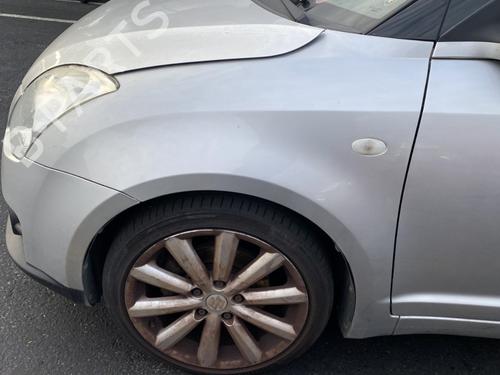 Używane Błotnik przedni lewy SUZUKI SWIFT III (MZ, EZ) 1.6 (RS416, RR 416, ZC31S) (125 hp) 31070904