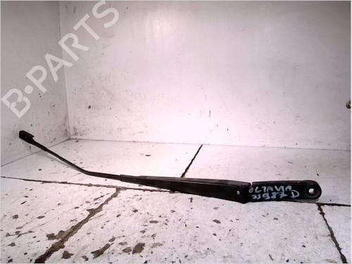 Used Front windshield wiper arm SKODA OCTAVIA III (5E3, NL3, NR3) 1.6 TDI (105 hp) 29482859
