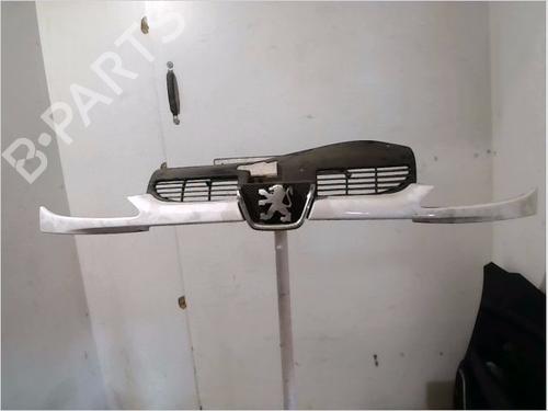 Used Grille PEUGEOT 206 Hatchback (2A/C) 1.1 i (60 hp) 26106807
