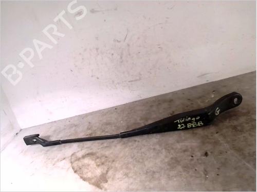 Used Front windshield wiper arm RENAULT TWINGO II (CN0_) 1.2 (CN0D) (58 hp) 26104769