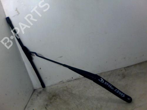 Used Front windshield wiper arm FIAT STILO (192_) 1.9 JTD (192_XE1A) (115 hp) 29482529