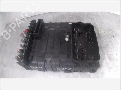 Used Fuse box VW GOLF VI (5K1) 1.6 TDI (90 hp) 26100606