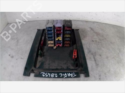 Used Fuse box RENAULT TRAFIC Van (T_, P_, V_) 2.5 D (75 hp) 33011522