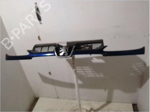 Used Grille PEUGEOT 206 Hatchback (2A/C) 1.1 i (60 hp) 26096605