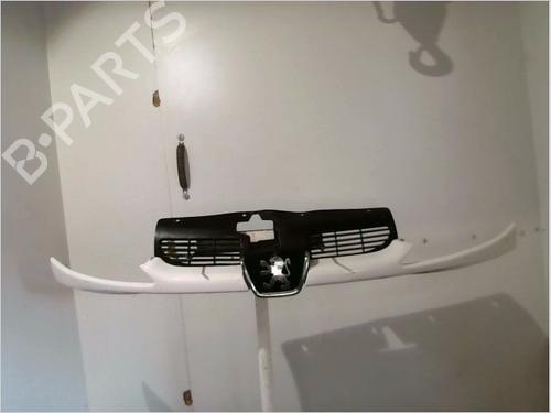 Used Grille PEUGEOT 206 Hatchback (2A/C) 1.9 D (69 hp) 26107738