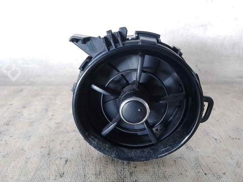 Used Air vent TOYOTA YARIS (_P13_) 1.5 (NSP131_) (112 hp) 26472561