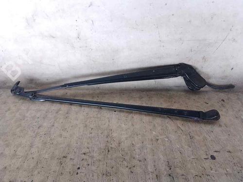 Used Front windshield wiper arm TOYOTA YARIS (_P13_) 1.5 (NSP131_) (112 hp) 26478188