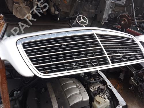 Used Grille MERCEDES-BENZ E-CLASS (W210) E 220 CDI (210.006) (143 hp) 32111977