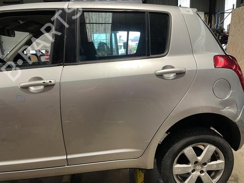 Dør venstre bagtil SUZUKI SWIFT III (MZ, EZ) 1.3 DDiS (RS413D) (75 hp) 26426815