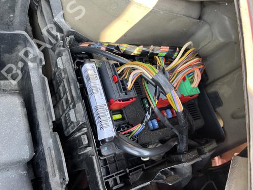 Used Fuse box Fuse box 37633913 37633913