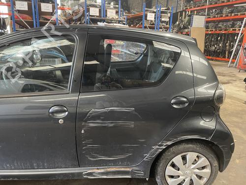 Venstre bagtil lås TOYOTA AYGO (_B1_) 1.0 (KGB10_, KGB10R) (68 hp) 31624547