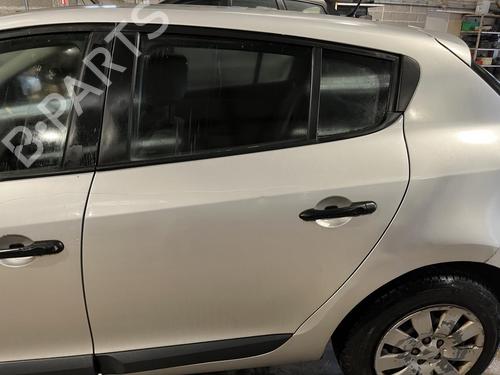 Porta trás esquerda RENAULT MEGANE III Hatchback (BZ0/1_, B3_) 1.5 dCi (BZ09, BZ0D, BZ1W, BZ29, BZ14) (110 hp) 31354724