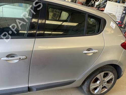 Rudehejsemekanisme venstre bagtil RENAULT MEGANE III Hatchback (BZ0/1_, B3_) 1.5 dCi (BZ09, BZ0D, BZ1W, BZ29, BZ14) (110 hp) 26415221