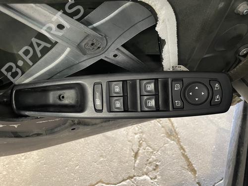 Used Left front window switch Left front window switch RENAULT SCÉNIC III (JZ0/1_) 1.2 TCe (116 hp) 33657572 33657572