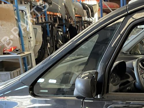 front-left-quarter-glass-peugeot-1007-km_-2005-36099273 main image