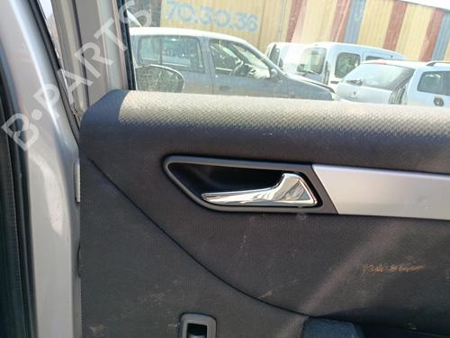 Højre bagtil invendig håndtag Højre bagtil invendig håndtag MERCEDES-BENZ B-CLASS Sports Tourer (W245) B 180 CDI (245.207) (109 hp) 37035840 37035840
