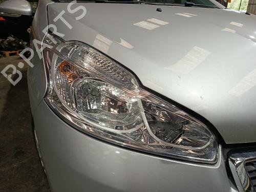 Used Right headlight Right headlight PEUGEOT 208 I (CA_, CC_) 1.2 VTI 82 (82 hp) 40447852 40447852