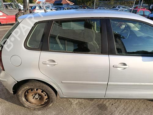 Høyre foran utvendig håndtak VW POLO IV (9N_, 9A_) 1.4 TDI (70 hp) 29847095