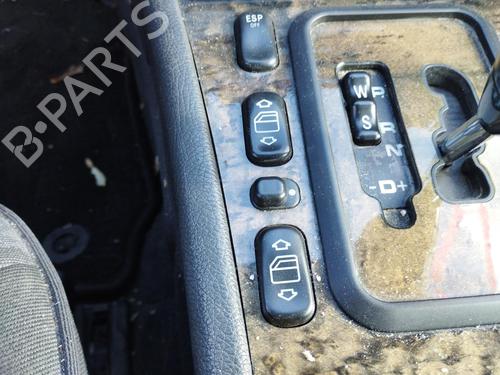 Venstre fortil elrude kontakt MERCEDES-BENZ E-CLASS (W210) E 320 CDI (210.026) (197 hp) 29847173