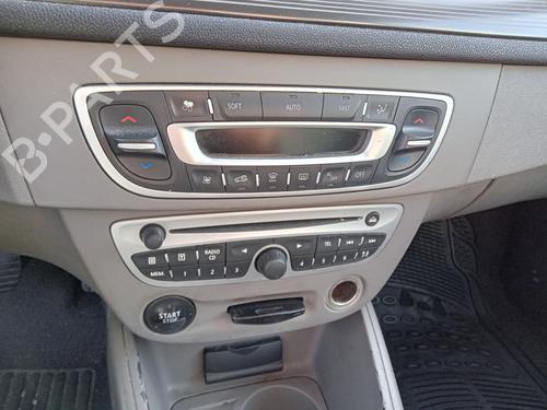switch-renault-megane-iii-hatchback-bz01_-b3_-2008-35918951 main image