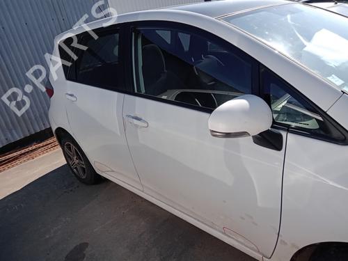 Używane Klamka zewnętrzna drzwi przednich prawych TOYOTA VERSO S (_P12_) 1.33 (NSP120_) (99 hp) 27011515