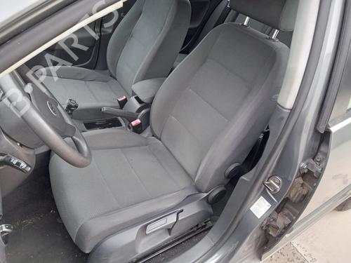 Venstre foran beltestrammer VW GOLF V (1K1) 1.9 TDI (105 hp) 30083908