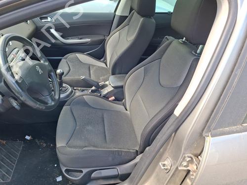 Used Armrest / Center console Armrest / Center console PEUGEOT 308 SW I (4E_, 4H_) 1.6 HDi (92 hp) 33725205 33725205