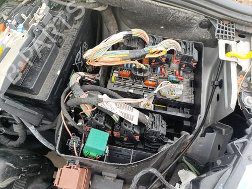 Used Fuse box Fuse box 39032785 39032785