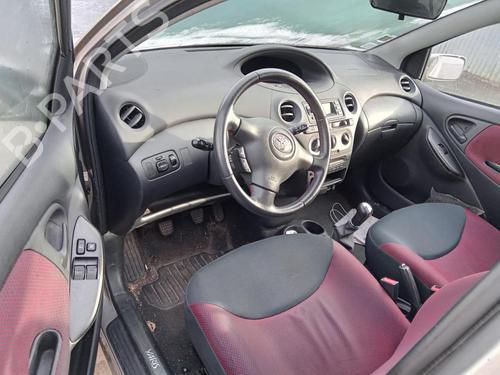 Venstre bak invendig håndtak TOYOTA YARIS (_P1_) 1.3 (SCP12_, SCP13_, SCP12R, SCP13R) (87 hp) 26993956