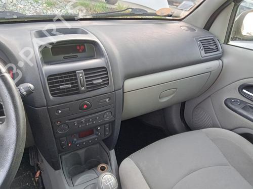 Dashboardkastje RENAULT CLIO II (BB_, CB_) 1.4 16V (B/CB0P, BB13) (98 hp) 32783965