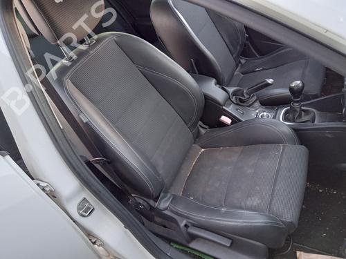 Sedile anteriore destro Sedile anteriore destro RENAULT MEGANE III Hatchback (BZ0/1_, B3_) 1.5 dCi (BZ09, BZ0D, BZ1W, BZ29, BZ14) (110 hp) 36096216 36096216