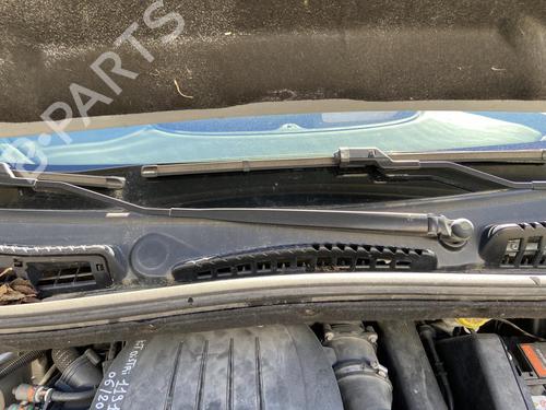 Used Front windshield wiper arm CITROËN C3 Picasso (SH_) 1.6 HDi (90 hp) 27106270