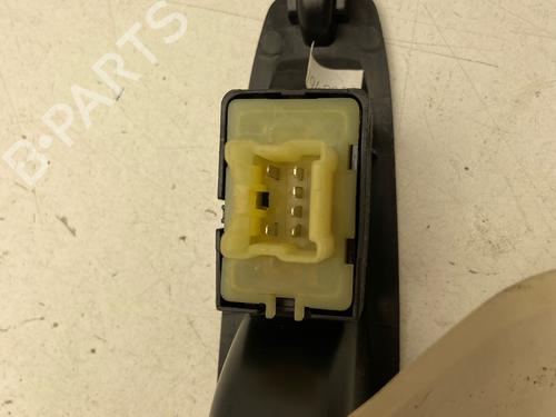 Højre bagtil elrude kontakt Højre bagtil elrude kontakt RENAULT CLIO IV (BH_) 0.9 TCe 90 (BHNF, BHMA, BHMH, BHJK, BHJR) (90 hp) 36954461 36954461