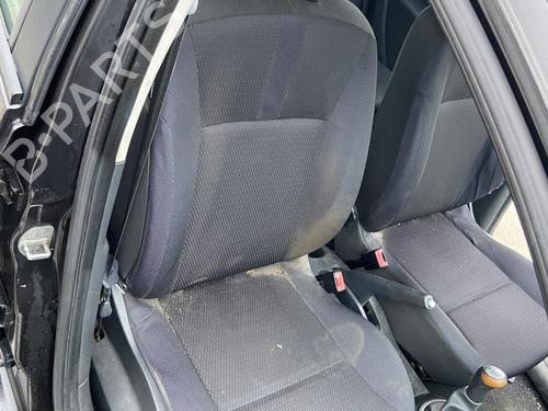 Used Right front seat RENAULT CLIO III (BR0/1, CR0/1) 1.5 dCi (BR17, CR17) (86 hp) 32111372