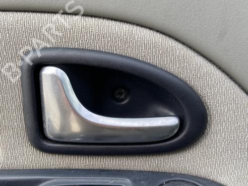 Klamka wewnętrzna drzwi przednich lewych RENAULT CLIO II (BB_, CB_) 1.4 16V (B/CB0P, BB13) BP28292131I13