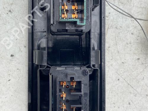 Used Left front window switch Left front window switch PEUGEOT 307 (3A/C) 1.4 (75 hp) 40507260 40507260