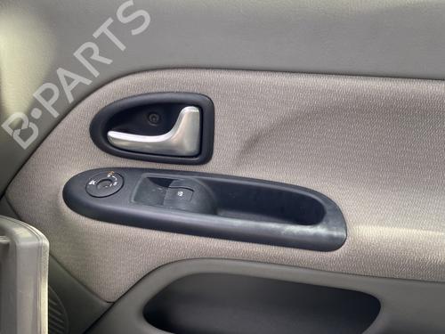 Klamka wewnętrzna drzwi przednich prawych RENAULT CLIO II (BB_, CB_) 1.4 16V (B/CB0P, BB13) BP28292130I14