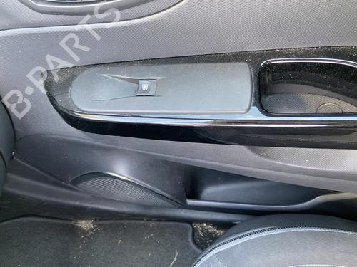 Used Right front window switch RENAULT CAPTUR I (J5_, H5_) 1.5 dCi 90 (J5N4, J5M5, J5MW, J5M6, J5AL, J5AJ) (90 hp) 28190051