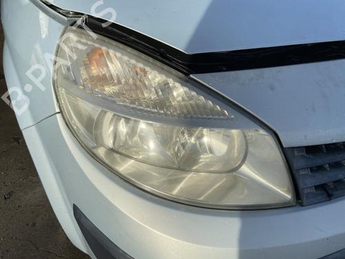 Phare droit RENAULT SCÉNIC II (JM0/1_) 1.9 dCi (JM0G, JM12, JM1G, JM2C) (120 hp) 31757192