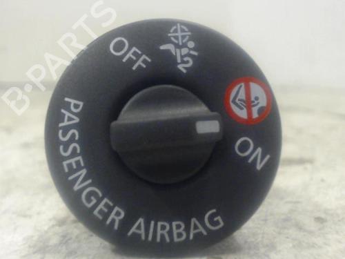 Used Switch RENAULT MEGANE IV Hatchback (B9A/M/N_) 1.5 dCi 110 (B9A3) (110 hp) 32121785