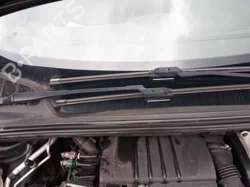 Used Front windshield wiper arm PEUGEOT 308 I (4A_, 4C_) 1.6 HDi (109 hp) 27134626