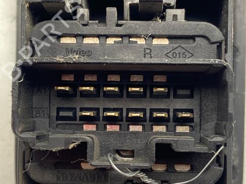 Venstre fortil elrude kontakt Venstre fortil elrude kontakt RENAULT TRAFIC II Van (FL) 2.0 dCi 115 (FL01, FL0U, FL00, FL0H, FL0M) (114 hp) 39725936 39725936