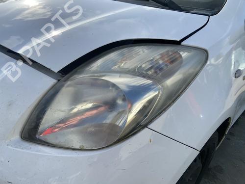 Phare gauche TOYOTA YARIS (_P9_) 1.4 D-4D (NLP90_, NLP90R) (90 hp) 31950937
