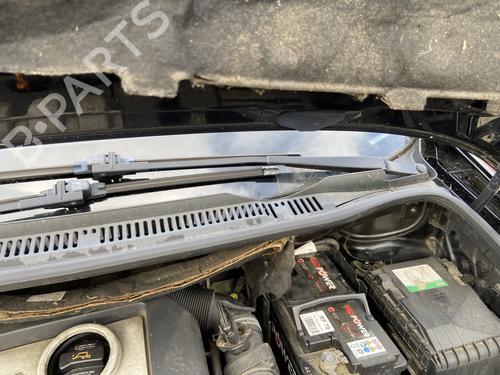 Used Front windshield wiper arm VW TOURAN (1T1, 1T2) 1.9 TDI (105 hp) 28493451