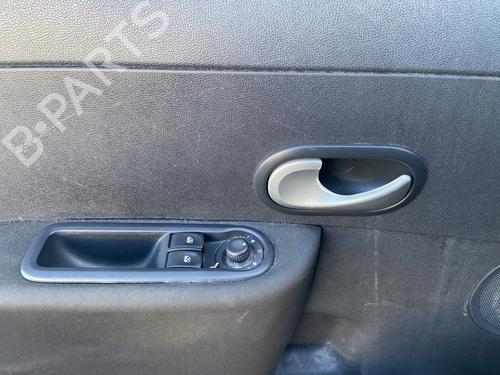 Poignée intérieure avant gauche RENAULT CLIO III (BR0/1, CR0/1) 1.5 dCi (BR17, CR17) (86 hp) 30061058