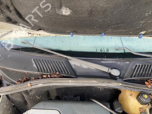 Used Front windshield wiper arm RENAULT CLIO II (BB_, CB_) 1.4 (B/CB0C, B/CB0S) (75 hp) 30458408