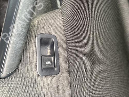 Used Right front window switch Right front window switch VW GOLF VII (5G1, BQ1, BE1, BE2) 1.6 TDI (90 hp) 38926171 38926171