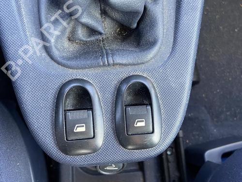 Interrupteur de vitre avant gauche PEUGEOT 1007 (KM_) 1.4 (75 hp) 27111727