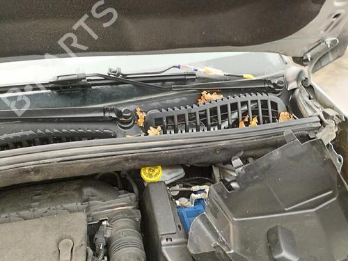 Used Front windshield wiper arm CITROËN C3 Picasso (SH_) 1.6 HDI 90 (92 hp) 27074199
